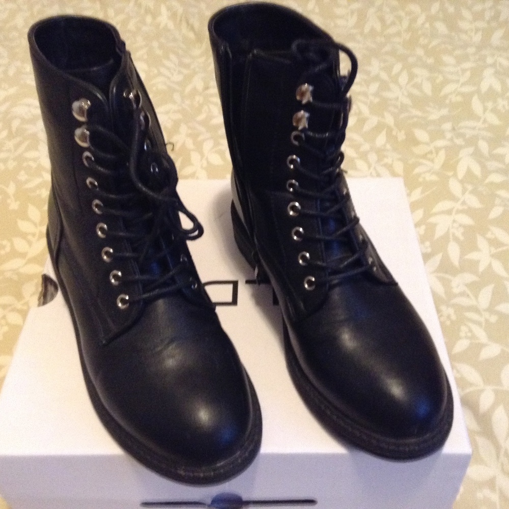 Non-leather black boots Lace up